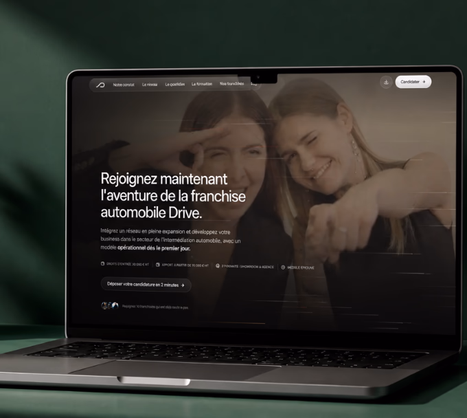 Site de recrutement de franchisés de l'enseigne automobile Drive, ouvert sur un ordinateur portable.